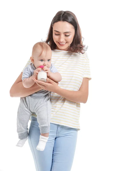 Moeder voeden baby met melk uit fles op witte achtergrond — Stockfoto