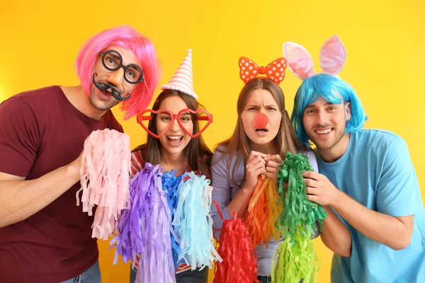 人们在色彩背景上的滑稽伪装。 四月愚人节庆祝活动 — 图库照片