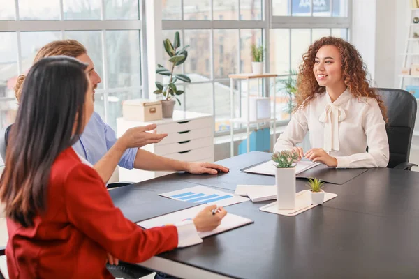 Commission des ressources humaines interviewant une femme en fonction — Photo