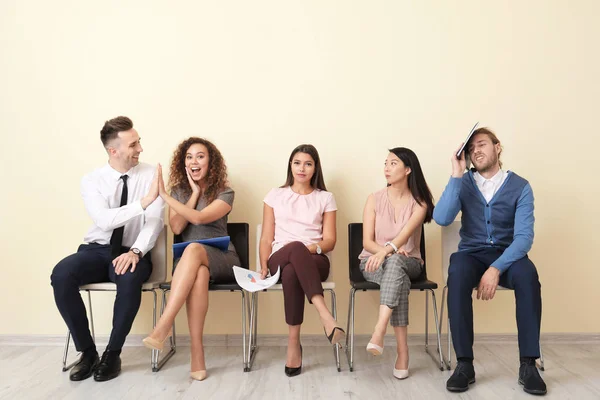 Personas mirando a la feliz pareja que ha pasado con éxito la entrevista de trabajo — Foto de Stock