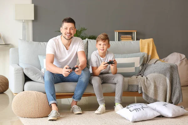 Pai e seu filhinho jogando videogames em casa — Fotografia de Stock