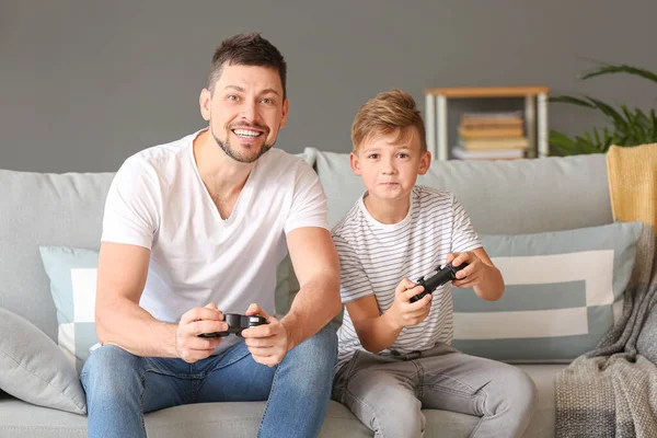 Padre y su hijito jugando videojuegos en casa —  Fotos de Stock