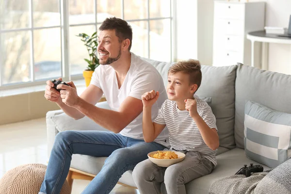 Father and his little son playing video games at home — 스톡 사진