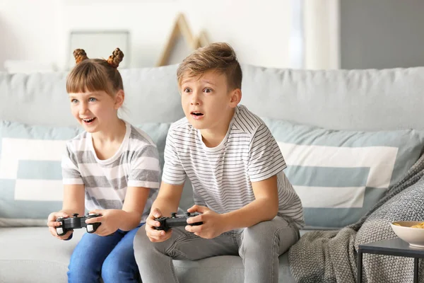 Little children playing video games at home — 스톡 사진