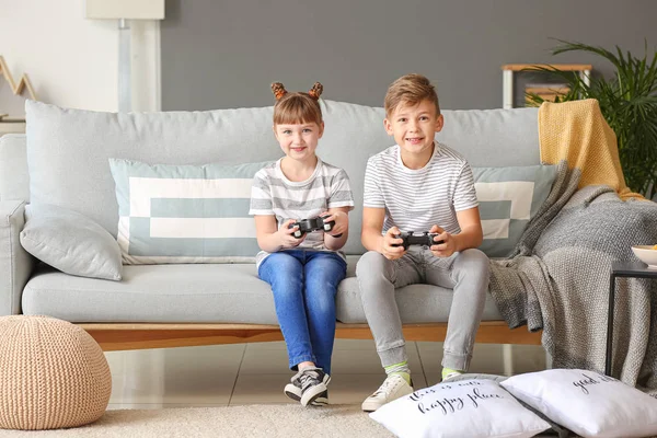 Little children playing video games at home — Stock Photo, Image