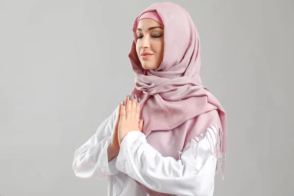 Schöne arabische Frau auf grauem Hintergrund — Stockfoto