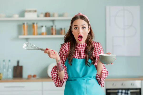 Funny housewife cooking in kitchen — Stok fotoğraf