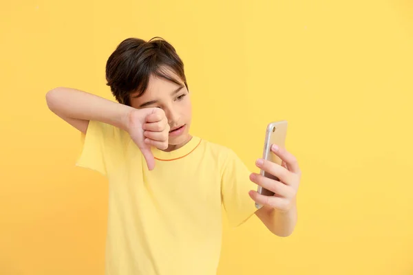 Schattig jongetje het nemen van selfie op kleur achtergrond — Stockfoto