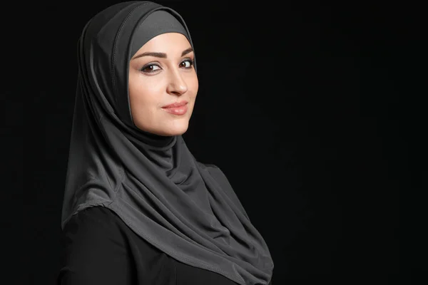 Koyu arkaplanda güzel bir Arap kadın — Stok fotoğraf