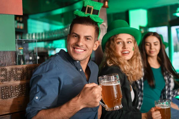 Jeune homme avec des amis célébrant la Saint-Patrick au pub — Photo