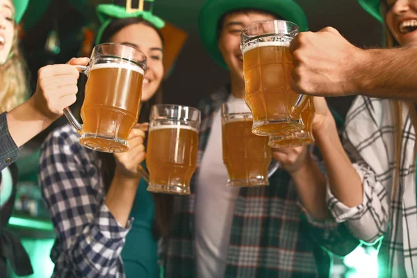 Jeunes amis avec de la bière célébrant la Saint-Patrick au pub — Photo