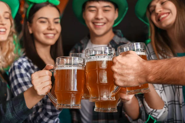 Jeunes amis avec de la bière célébrant la Saint-Patrick au pub — Photo