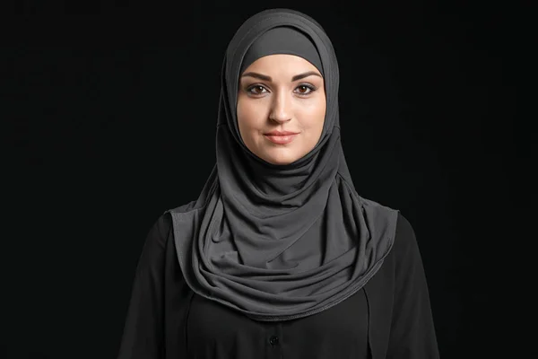 Vacker arabisk kvinna på mörk bakgrund — Stockfoto