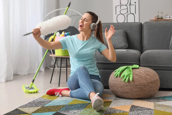 Junge Hausfrau hat Spaß beim Putzen ihrer Wohnung — Stockfoto