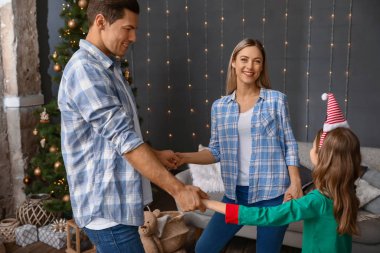 Noel arifesinde evde mutlu bir aile