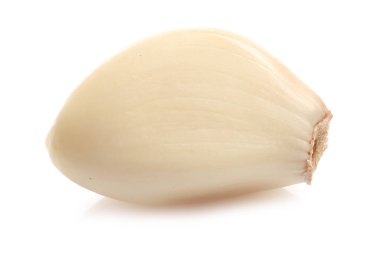 Beyaz arka planda taze sarımsak