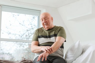 Klinikte Parkinson sendromu olan son sınıf öğrencisi.