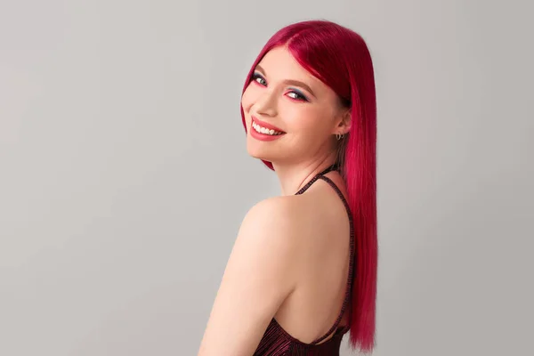 Красива молода жінка з незвичайним кольором волосся на світлому фоні — стокове фото