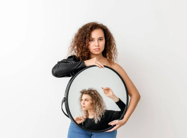Hermosa modelo con espejo con reflejo de mujer joven sobre fondo blanco — Foto de Stock