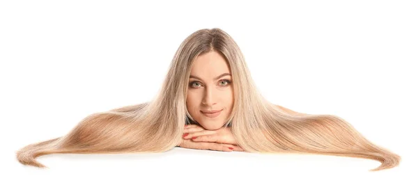 Hermosa joven con el pelo largo sobre fondo blanco — Foto de Stock