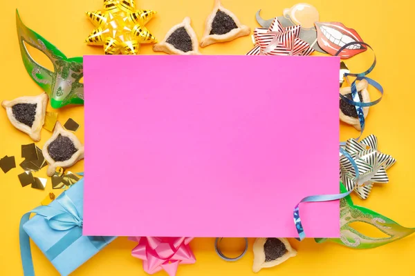 Schöne Komposition für Purim-Urlaub mit Platz für Text auf farbigem Hintergrund — Stockfoto