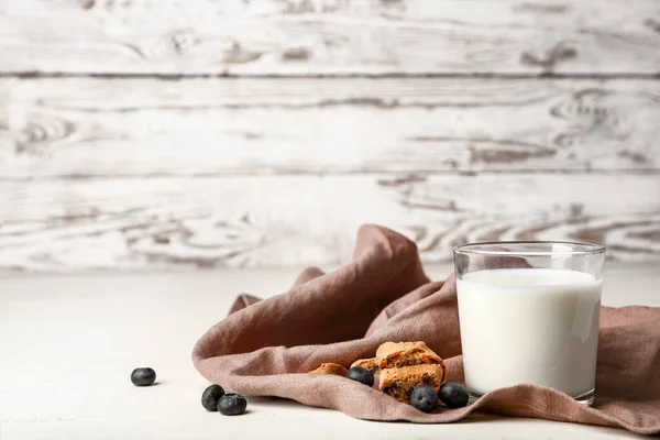 Biscuits sucrés et lait sur la table — Photo