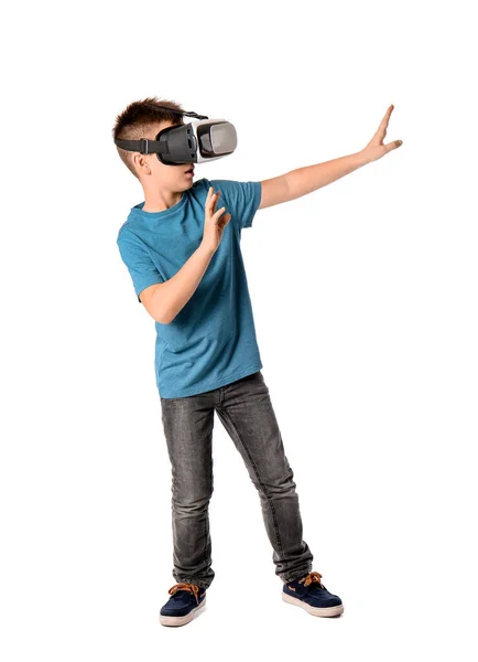 Kleiner Junge mit Virtual-Reality-Brille auf weißem Hintergrund — Stockfoto