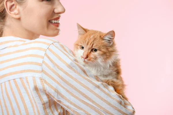 Mulher bonita com gato bonito no fundo de cor — Fotografia de Stock