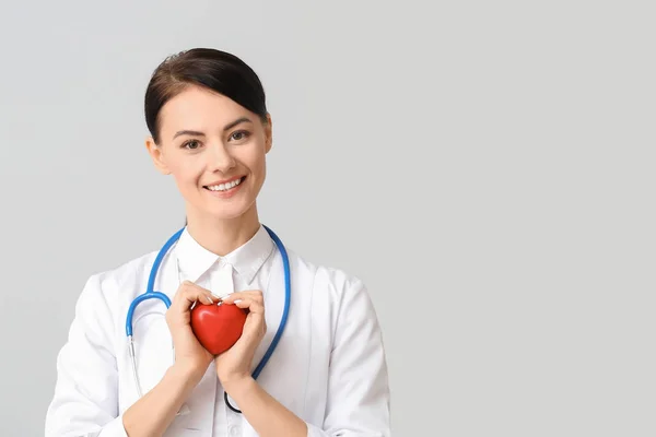 Cardiologista feminina em fundo claro — Fotografia de Stock