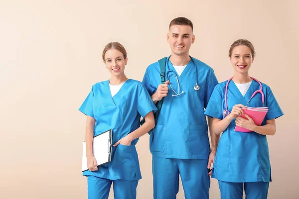 Skupina studentů medicíny na světlém pozadí — Stock fotografie