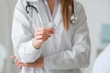 Parkinson 'un farkındalığı olan kadın doktor klinikte.