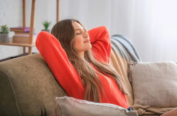 Šťastná žena odpočívá doma — Stock fotografie
