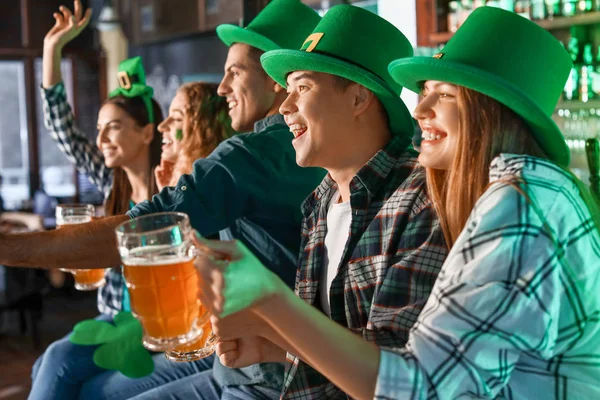 Unga vänner firar St Patricks dag på puben — Stockfoto