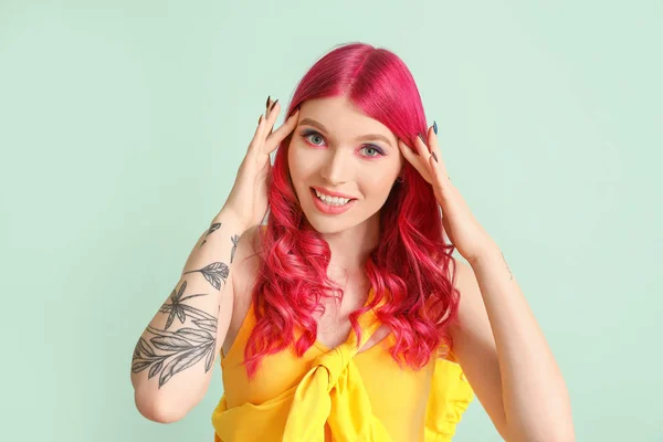 Όμορφη νεαρή γυναίκα με ασυνήθιστα μαλλιά στο φόντο χρώμα — Φωτογραφία Αρχείου