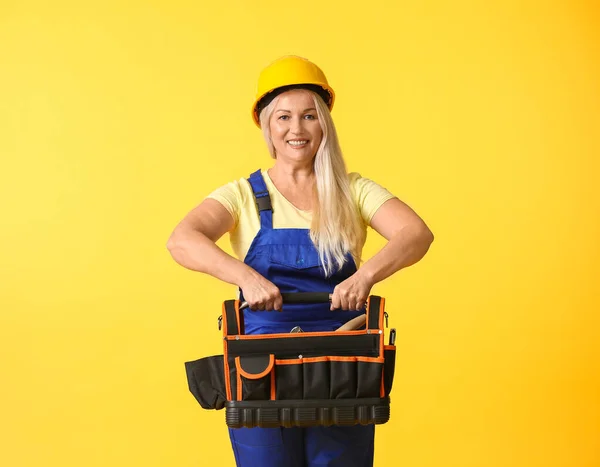 Trabajadora sobre fondo de color. Concepto de feminismo — Foto de Stock