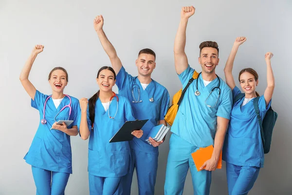 Groep gelukkige medische studenten met een lichte achtergrond — Stockfoto