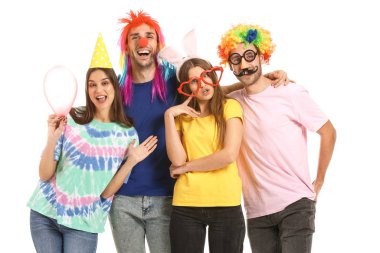 Beyaz arka planda tuhaf kılık değiştirmiş insanlar. 1 Nisan kutlamaları