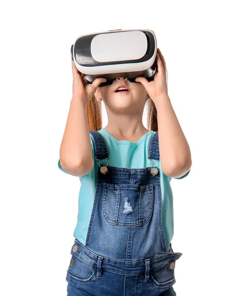 Маленька дівчинка з окулярами віртуальної реальності на білому тлі — стокове фото