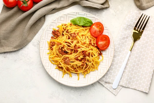 Talerz ze smacznym makaronem bolognese na białym tle — Zdjęcie stockowe