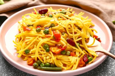 Masada lezzetli makarna ve sebze tabağı.