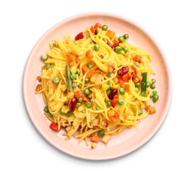 Beyaz arka planda lezzetli makarna ve sebzeli tabak.