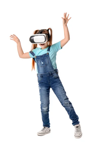 Niña con gafas de realidad virtual sobre fondo blanco — Foto de Stock