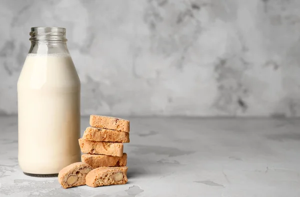 Сладкое миндальное печенье и молоко на столе — стоковое фото