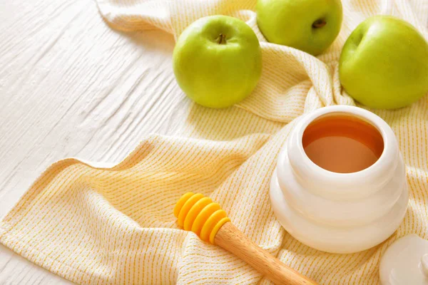 Сладкий мед и яблоки на столе — стоковое фото
