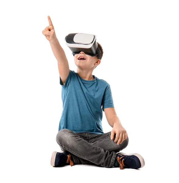 Kleiner Junge mit Virtual-Reality-Brille auf weißem Hintergrund — Stockfoto