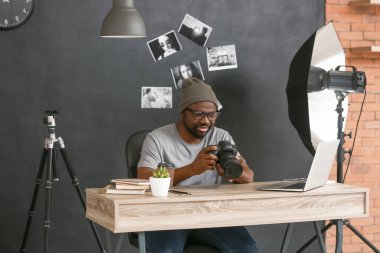Stüdyodaki masada Afro-Amerikalı fotoğrafçı