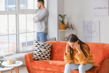 Evde kavga üstüne kavga.