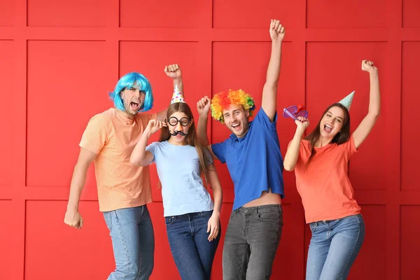 人们在色彩背景上的滑稽伪装。 四月愚人节庆祝活动 — 图库照片