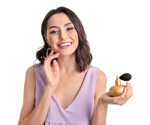 Krásná mladá žena s lahví parfému na bílém pozadí — Stock fotografie