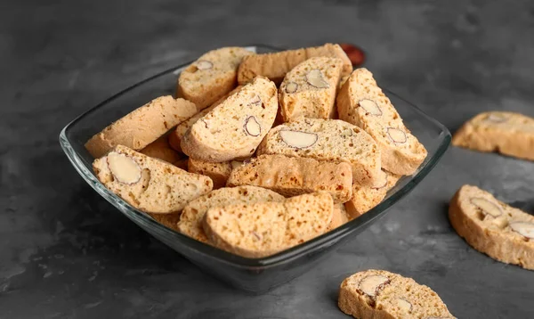 Cuenco con galletas de almendras dulces en la mesa —  Fotos de Stock